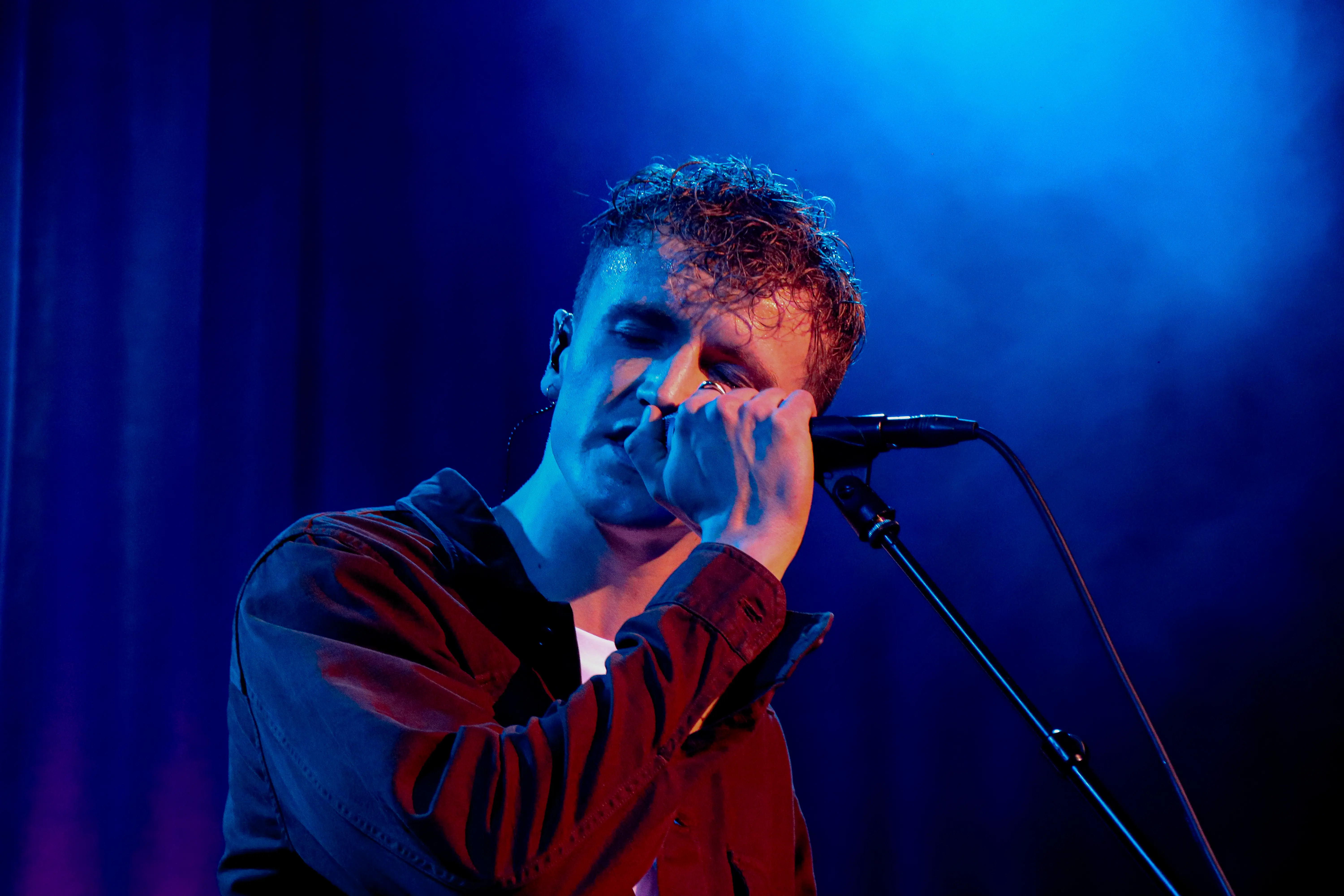 Chris Bates performing live